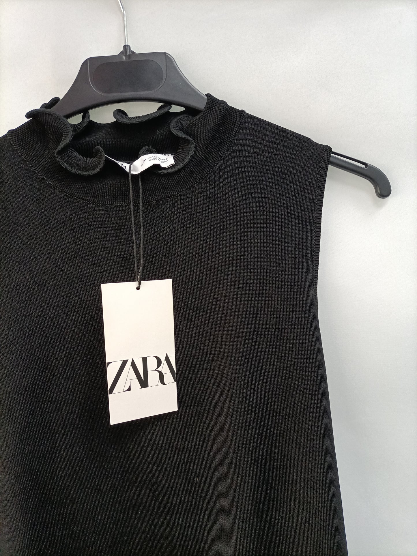 ZARA. Top punto negro T.m