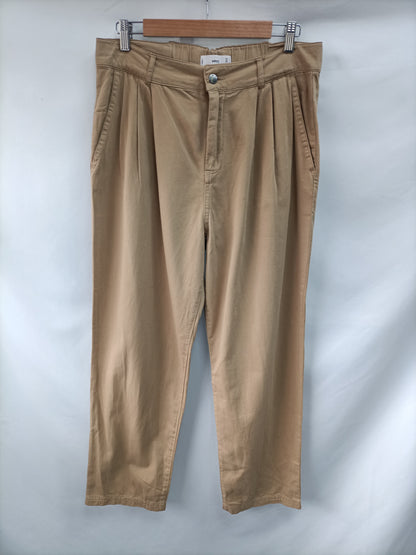 MANGO. Pantalón Camel pinzas T.42