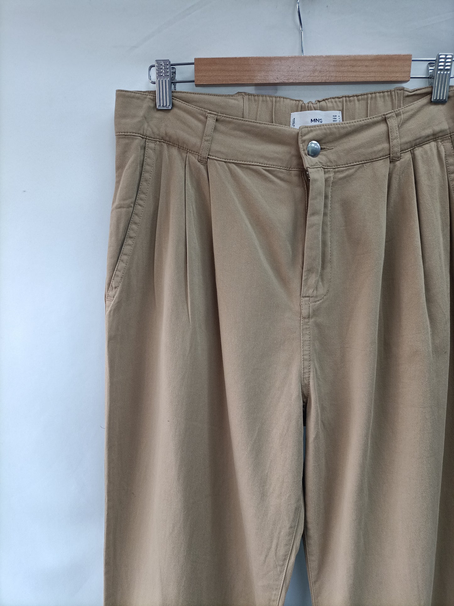 MANGO. Pantalón Camel pinzas T.42