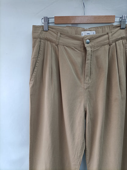 MANGO. Pantalón Camel pinzas T.42