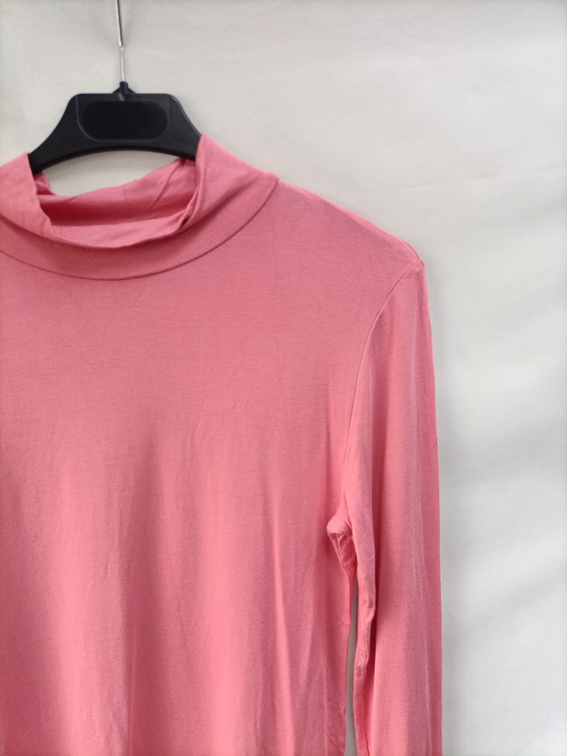 STRADIVARIUS.  Camiseta rosa cuello perkins T.l