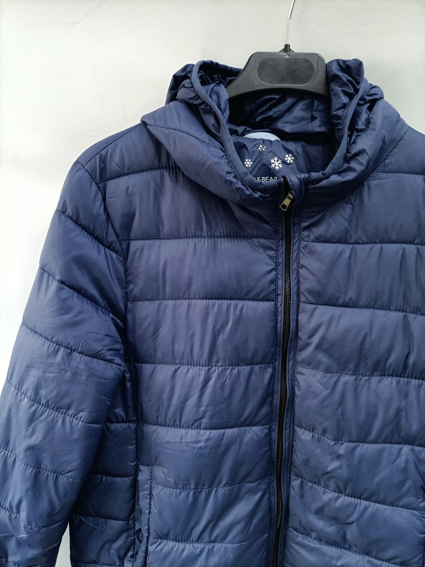 PULL&BEAR. Plumas azul capucha T.l