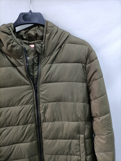 PULL&BEAR. Plumas verde capucha T.l