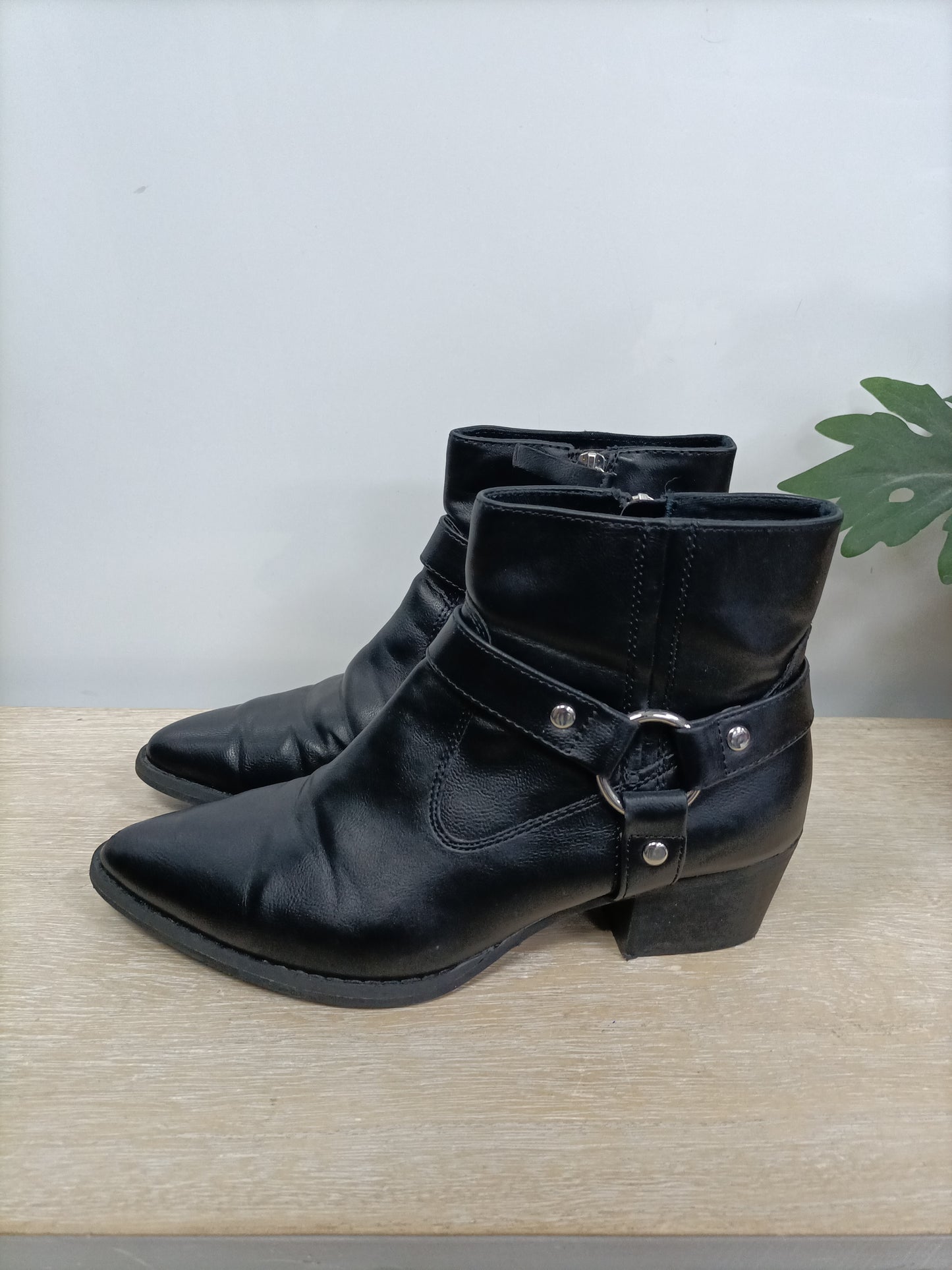 PULL&BEAR. Botines negros T.37