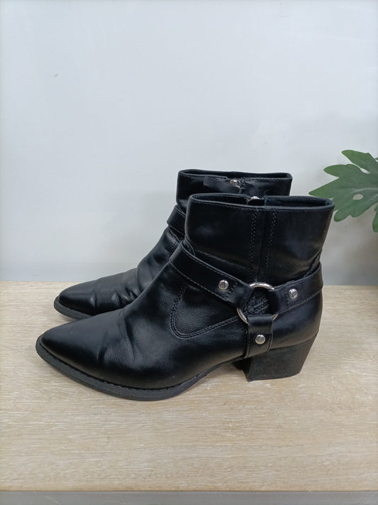 PULL&BEAR. Botines negros T.37