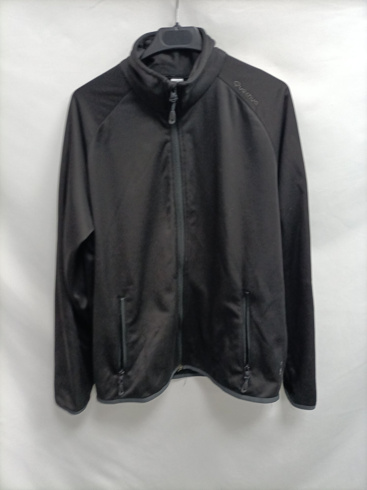 QUECHUA. Cortavientos negro T.m