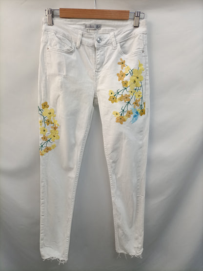 ZARA. Pantalón denim bordado  T.36