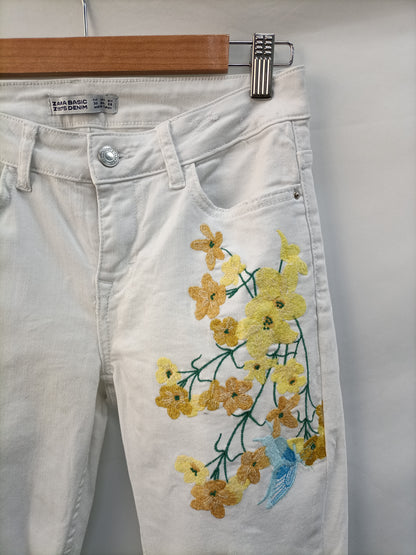 ZARA. Pantalón denim bordado  T.36