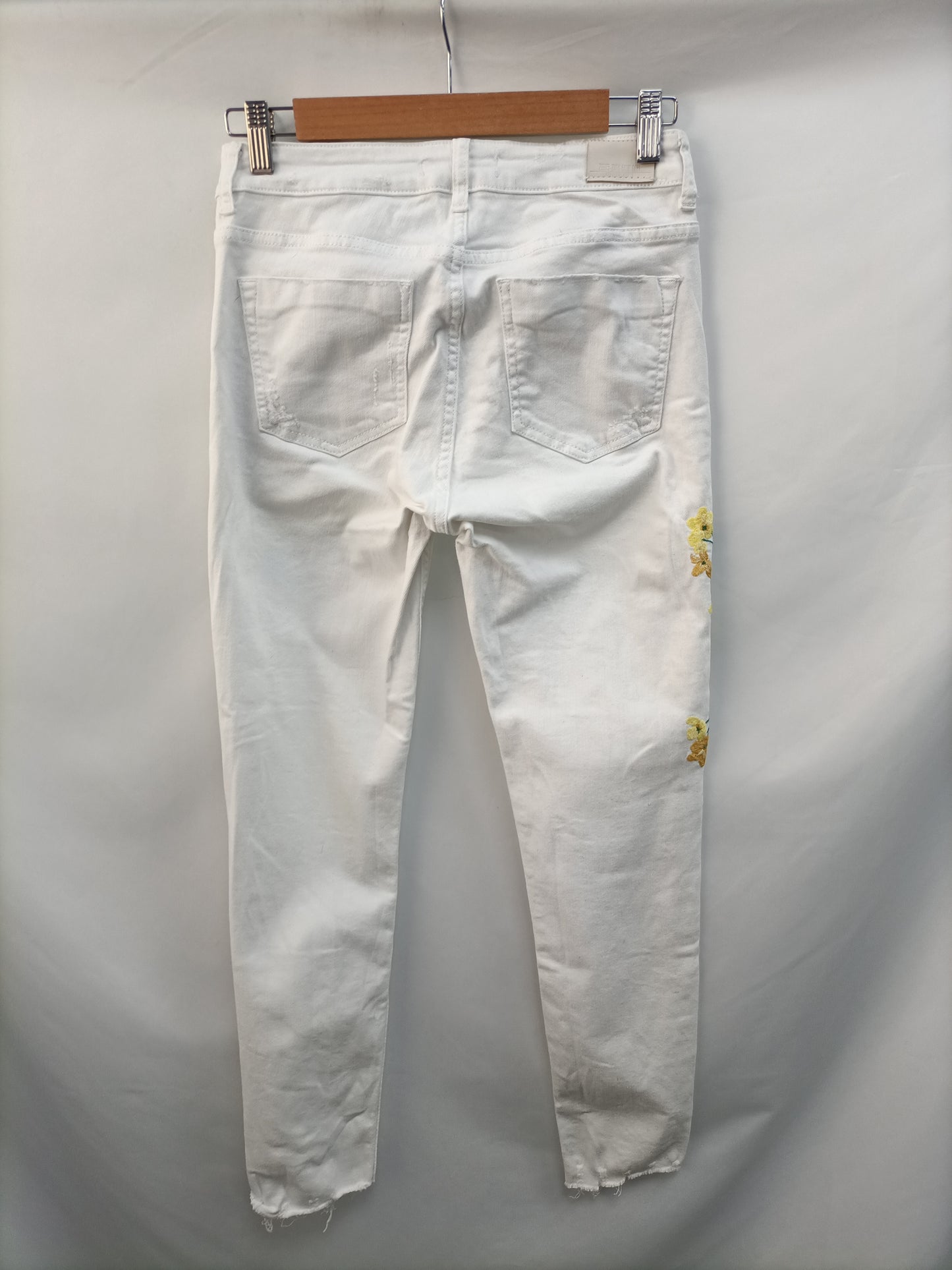 ZARA. Pantalón denim bordado  T.36
