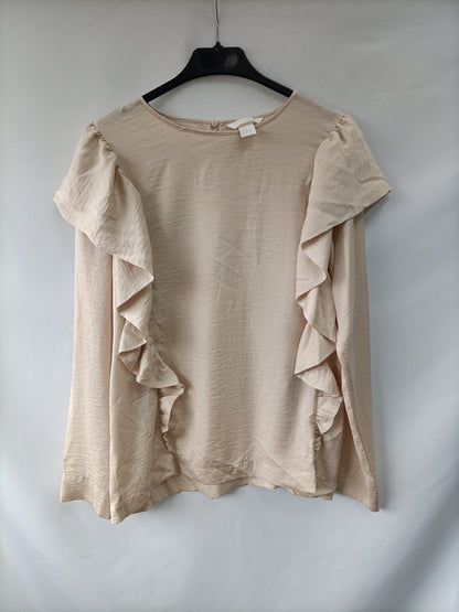 H&M. Blusa beige volantes T.38