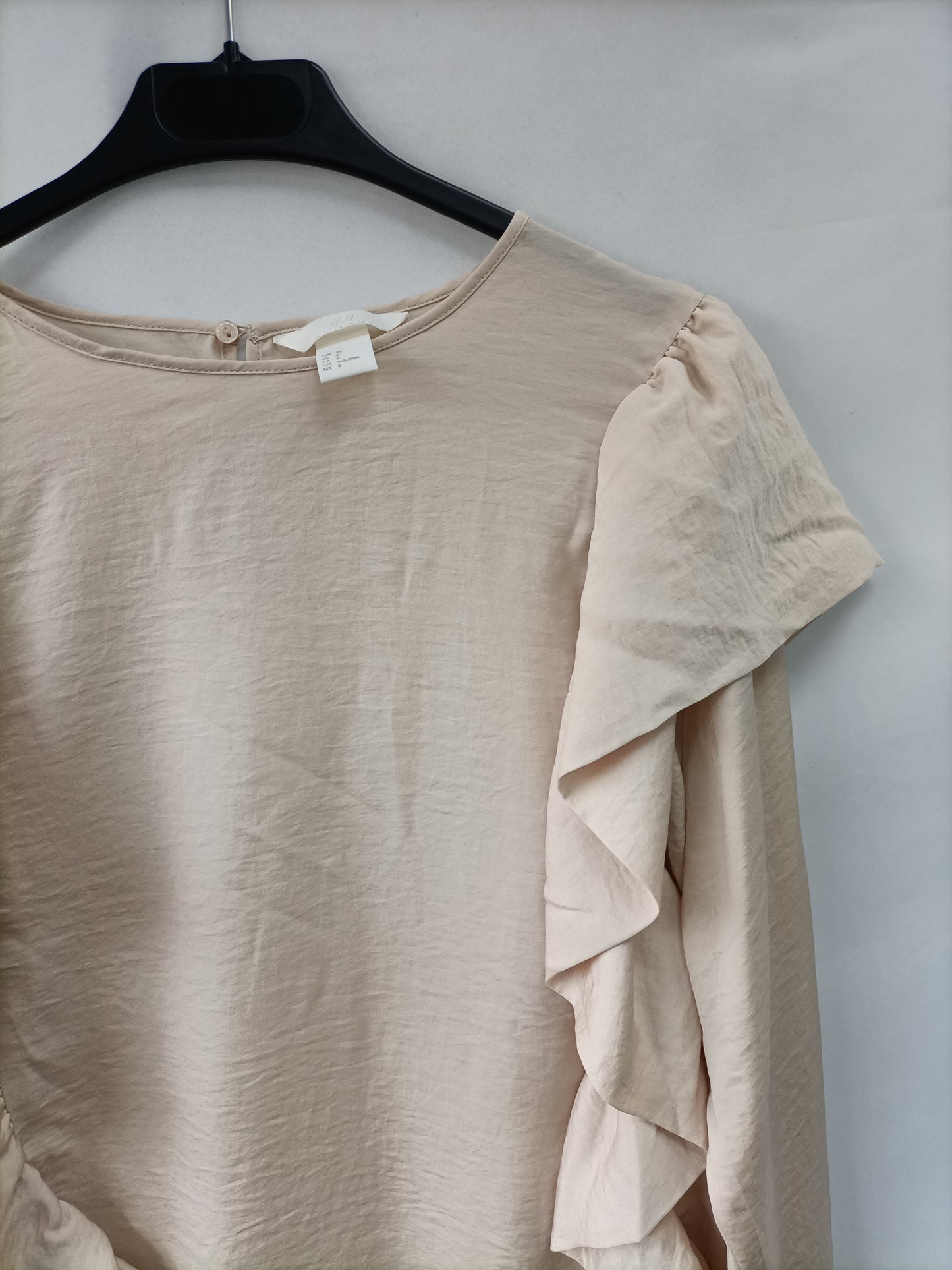 H&M. Blusa beige volantes T.38