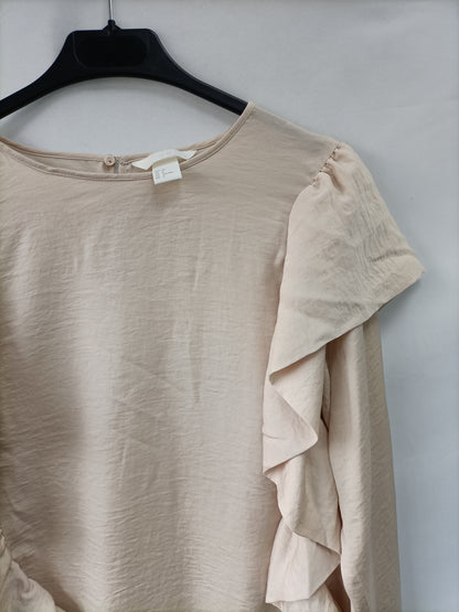 H&M. Blusa beige volantes T.38