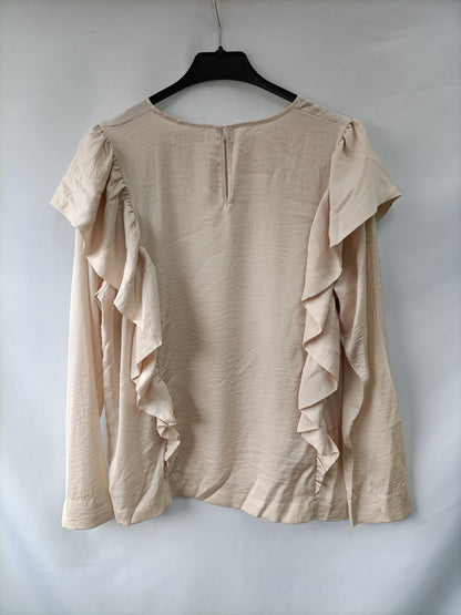 H&M. Blusa beige volantes T.38