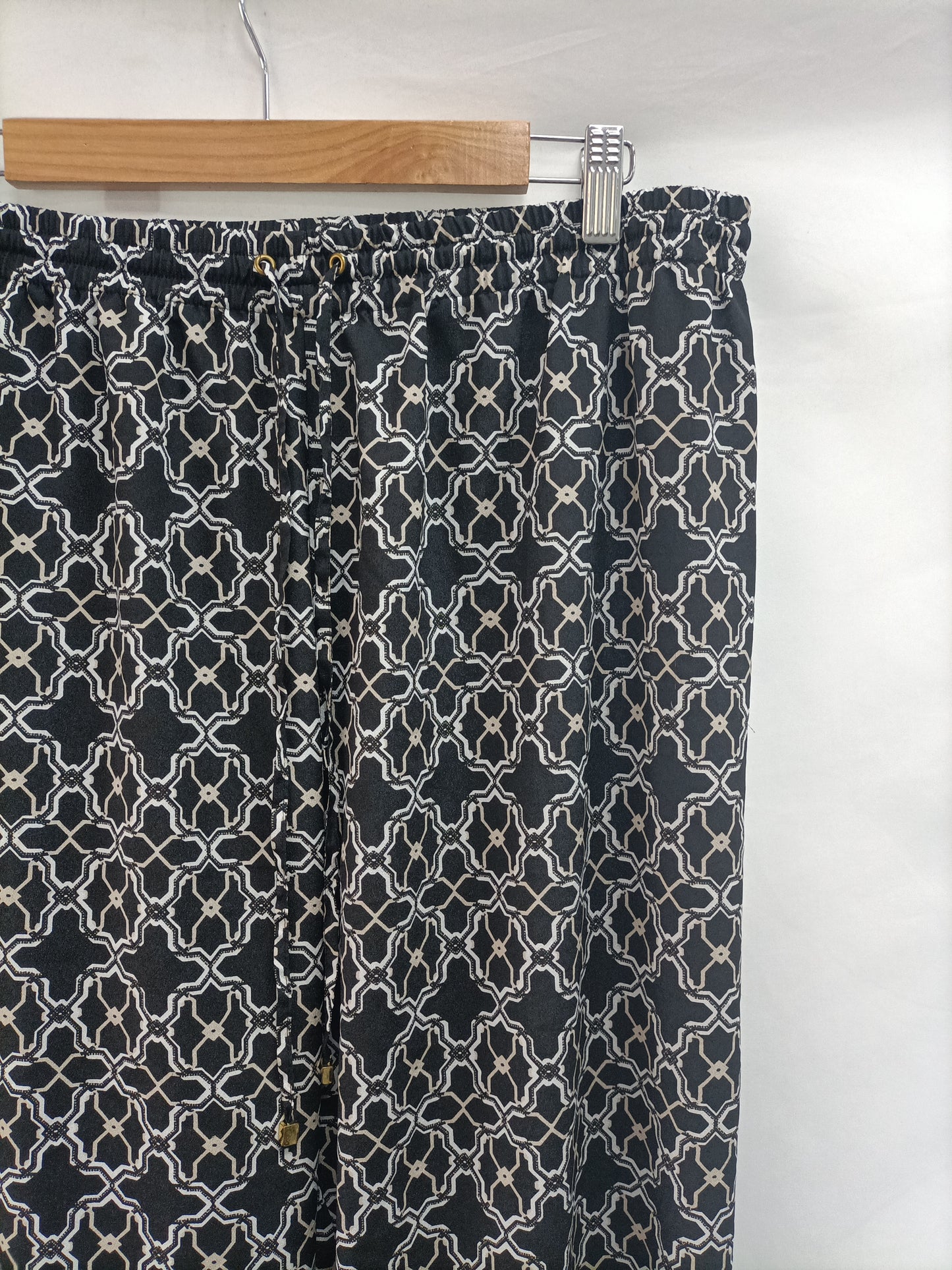 CALVIN KLEIN. Flowy printed trousers. Size 50