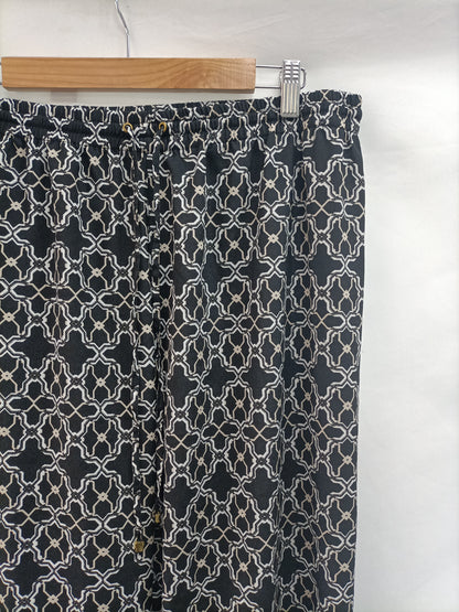 CALVIN KLEIN. Flowy printed trousers. Size 50