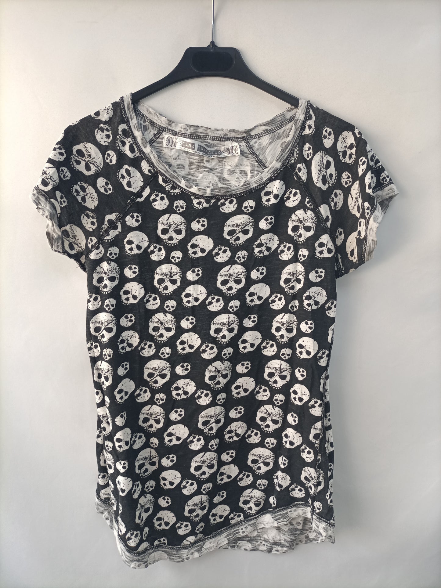 ZARA. Camiseta calaveras