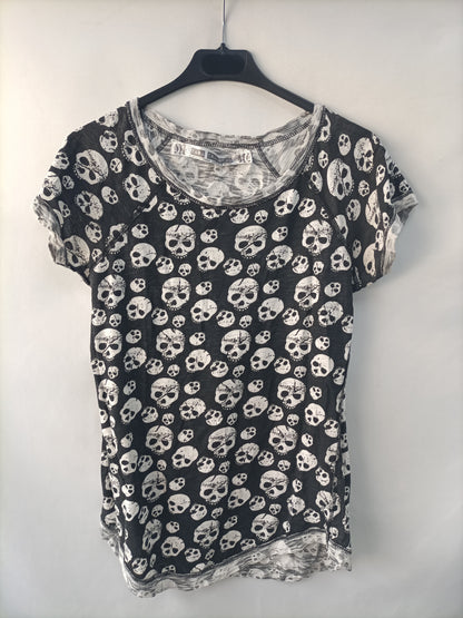 ZARA. Camiseta calaveras