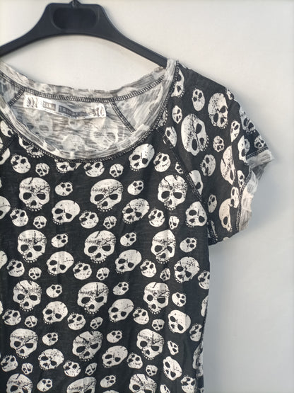 ZARA. Camiseta calaveras
