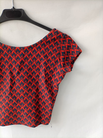 PULL&BEAR. Croptop azul y rojo  T.s