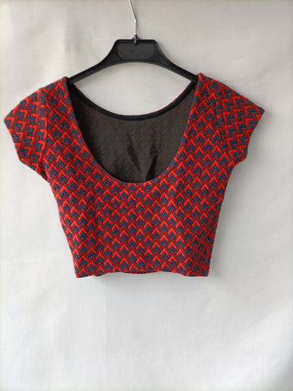 PULL&BEAR. Croptop azul y rojo  T.s