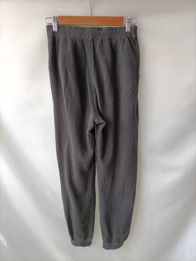 BERSHKA. Pantalón gris textura T.xs