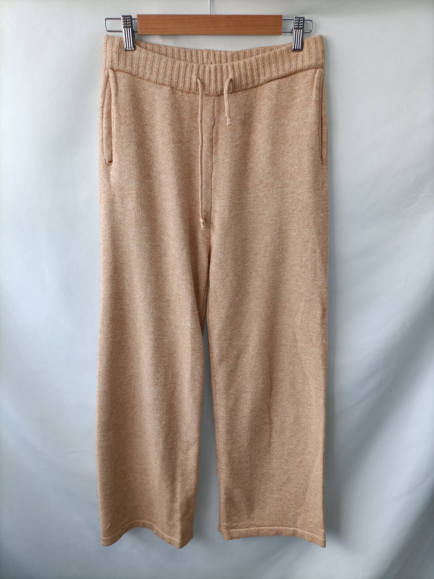 ALLO ALLO. Pantalón beige de punto T.s/m