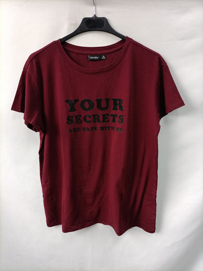 BERSHKA. Camiseta burdeos letras T.m
