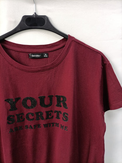 BERSHKA. Camiseta burdeos letras T.m