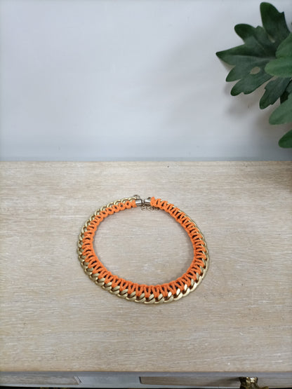 OTRAS. Collar naranja