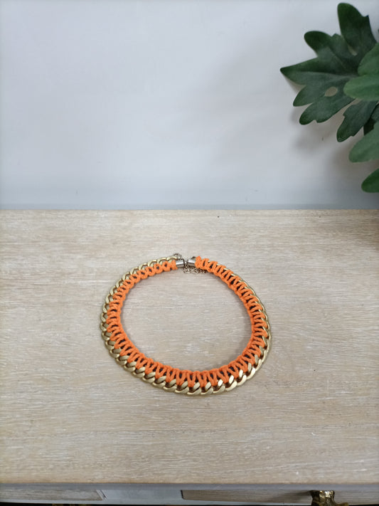 OTRAS. Collar naranja