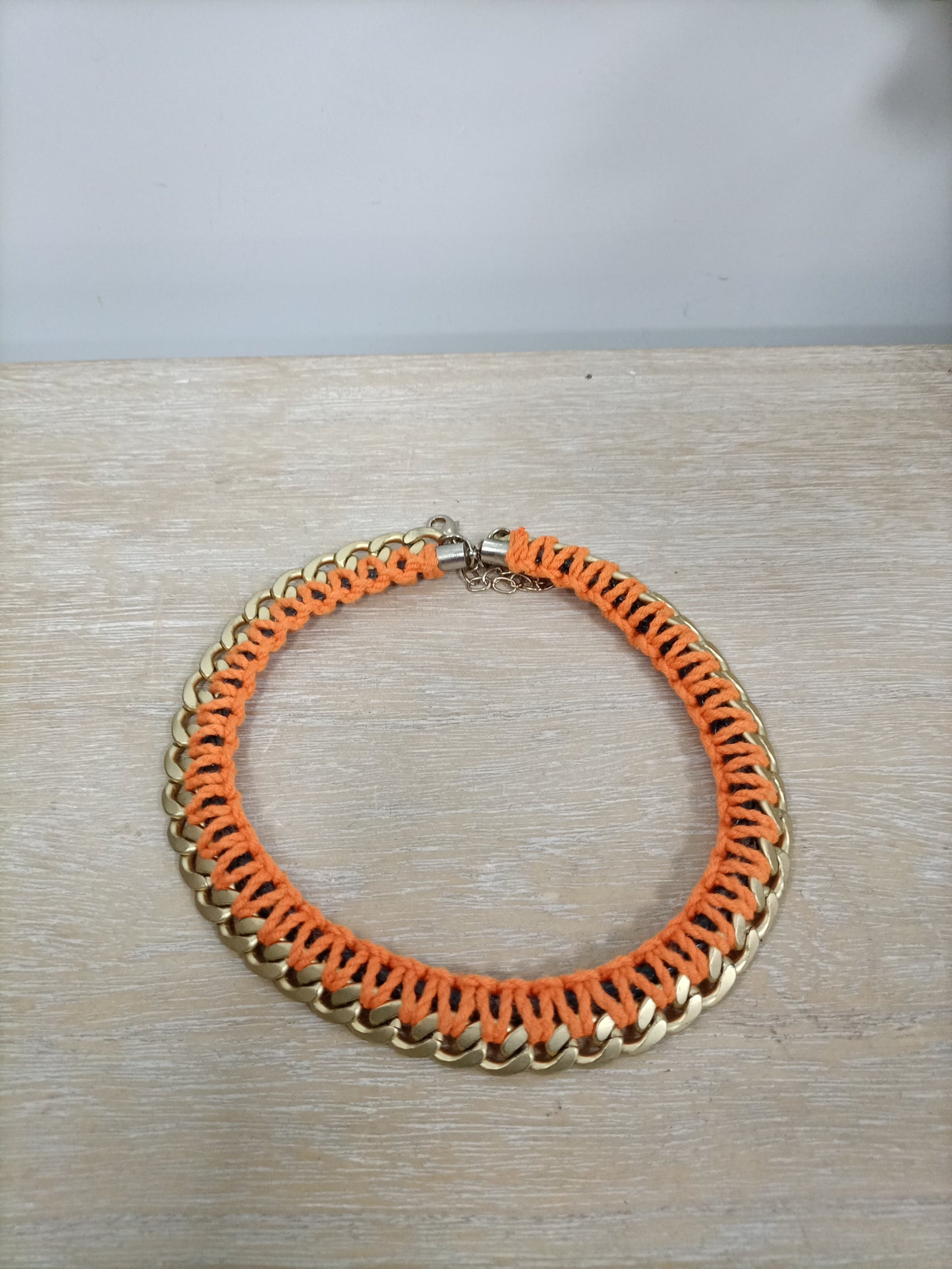 OTRAS. Collar naranja