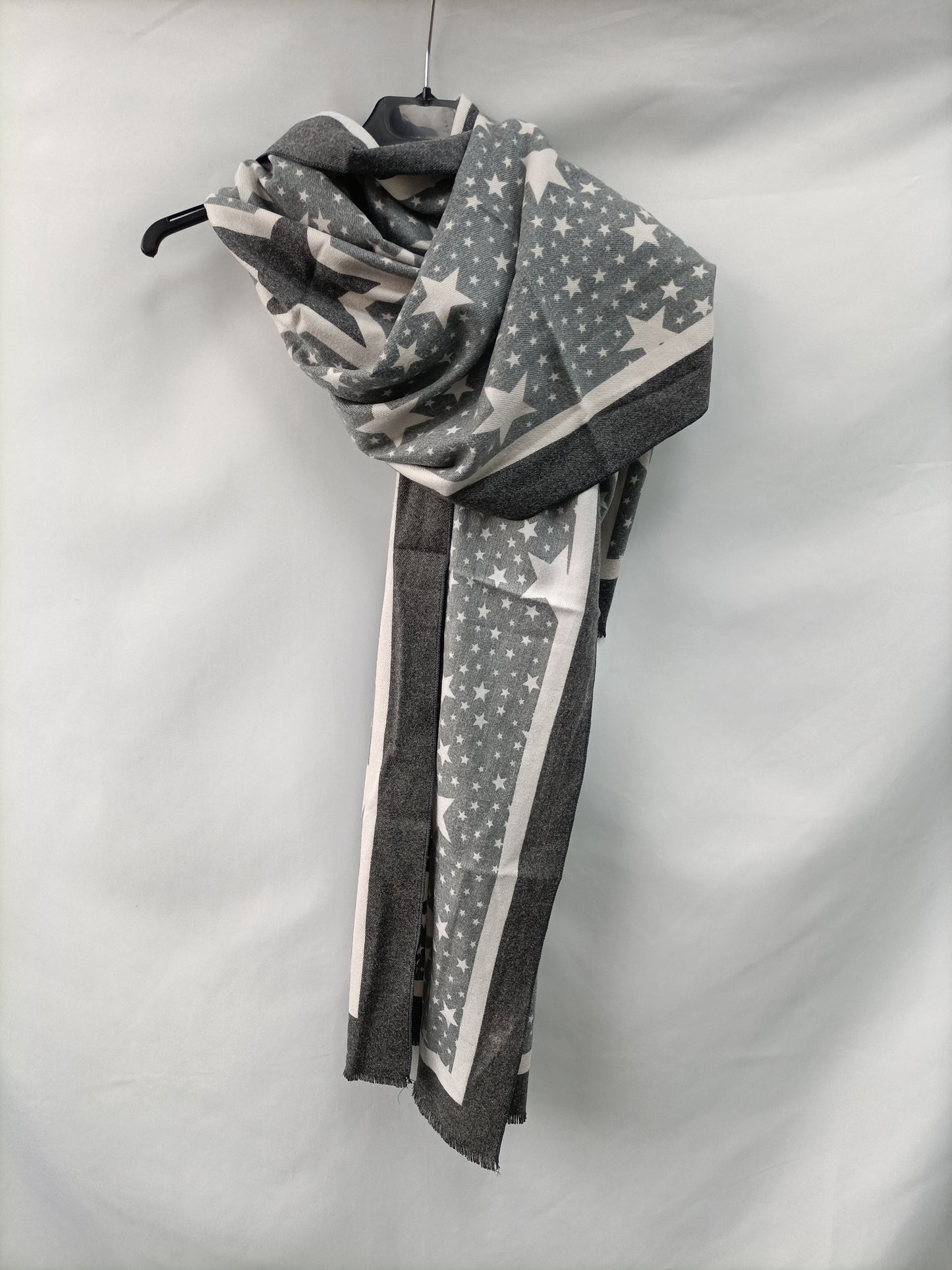OTRAS. Fular gris estrellas