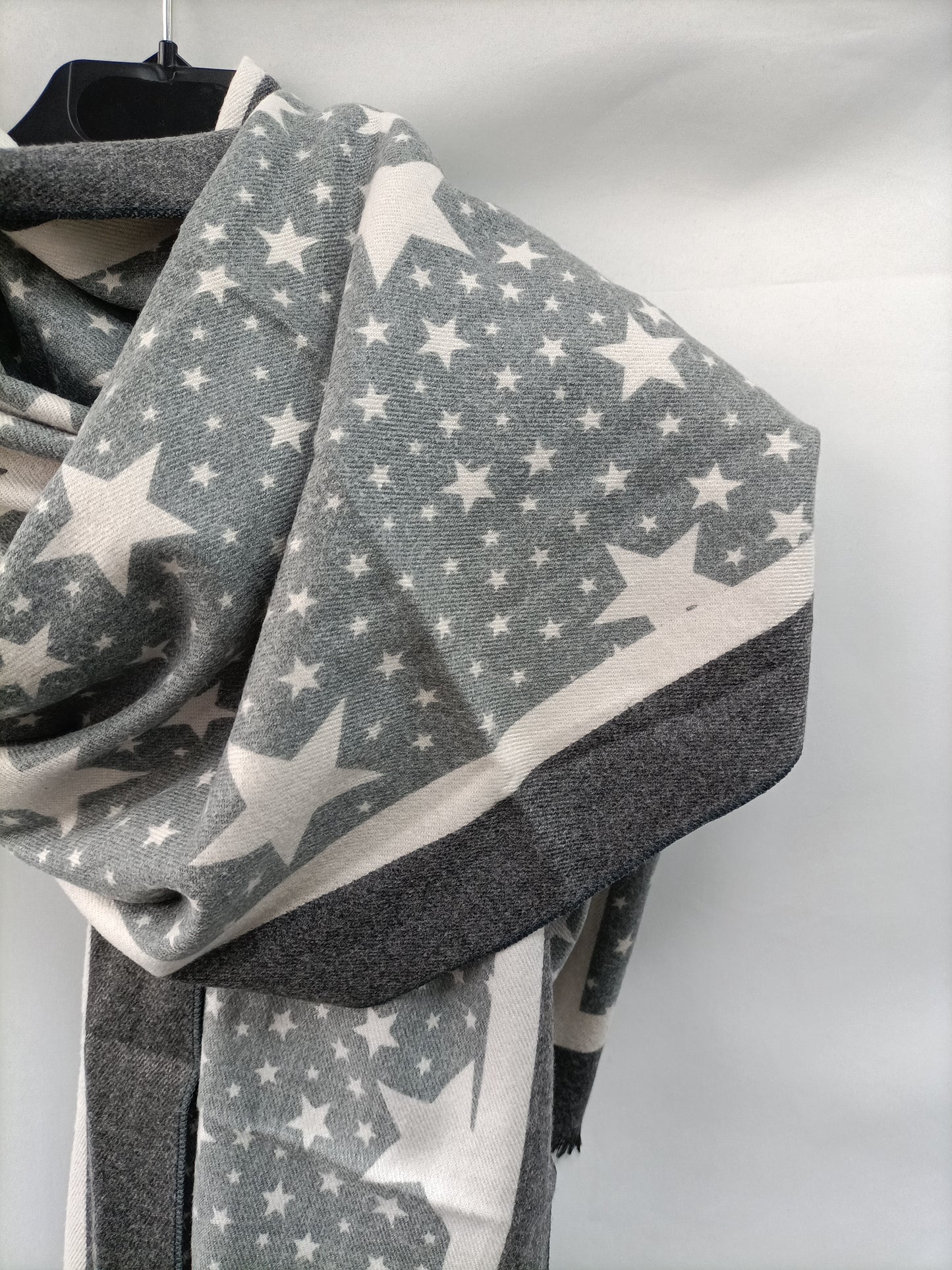 OTRAS. Fular gris estrellas