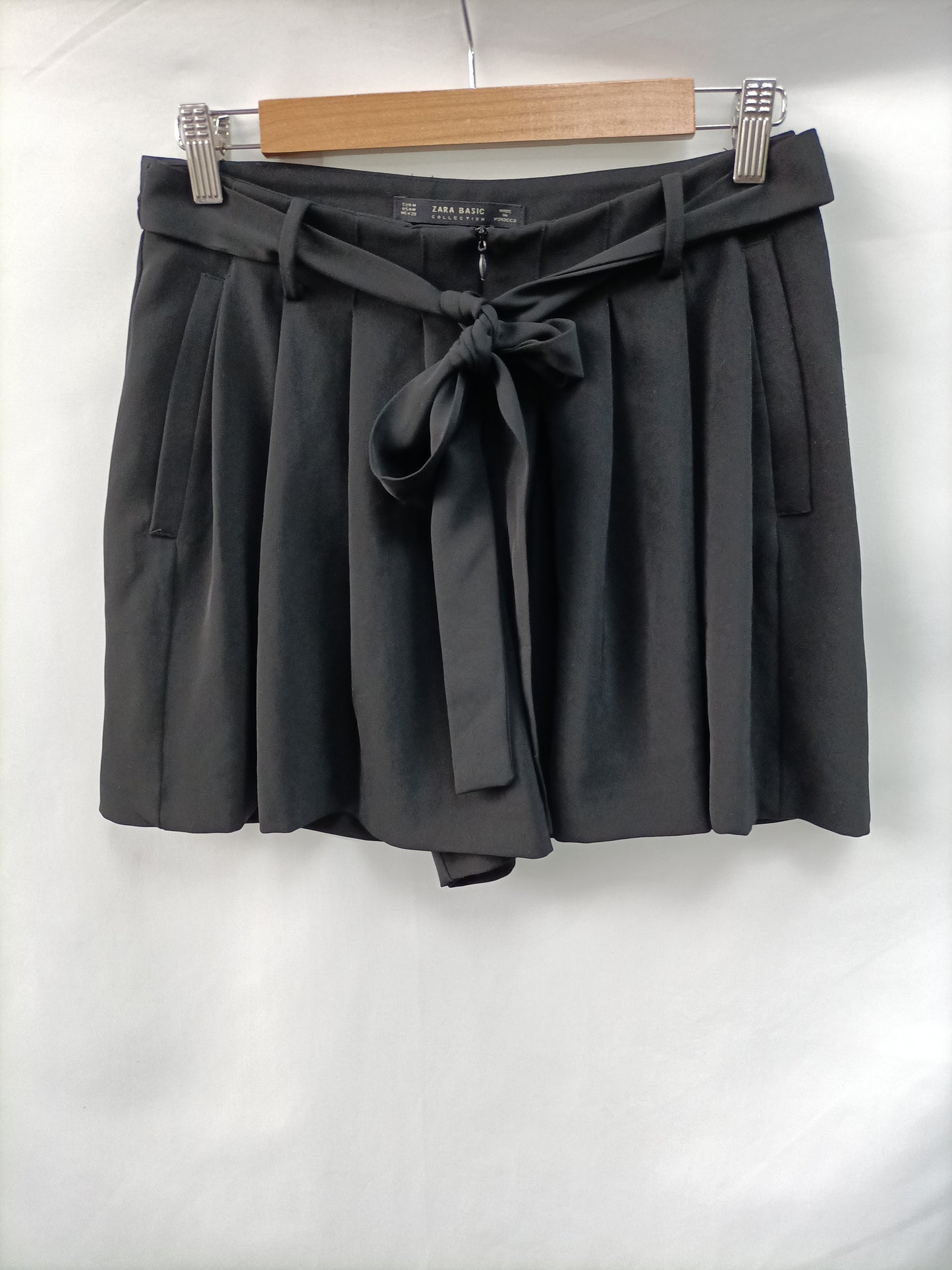 ZARA. Shorts negros fluido T.m