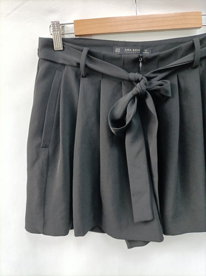 ZARA. Shorts negros fluido T.m