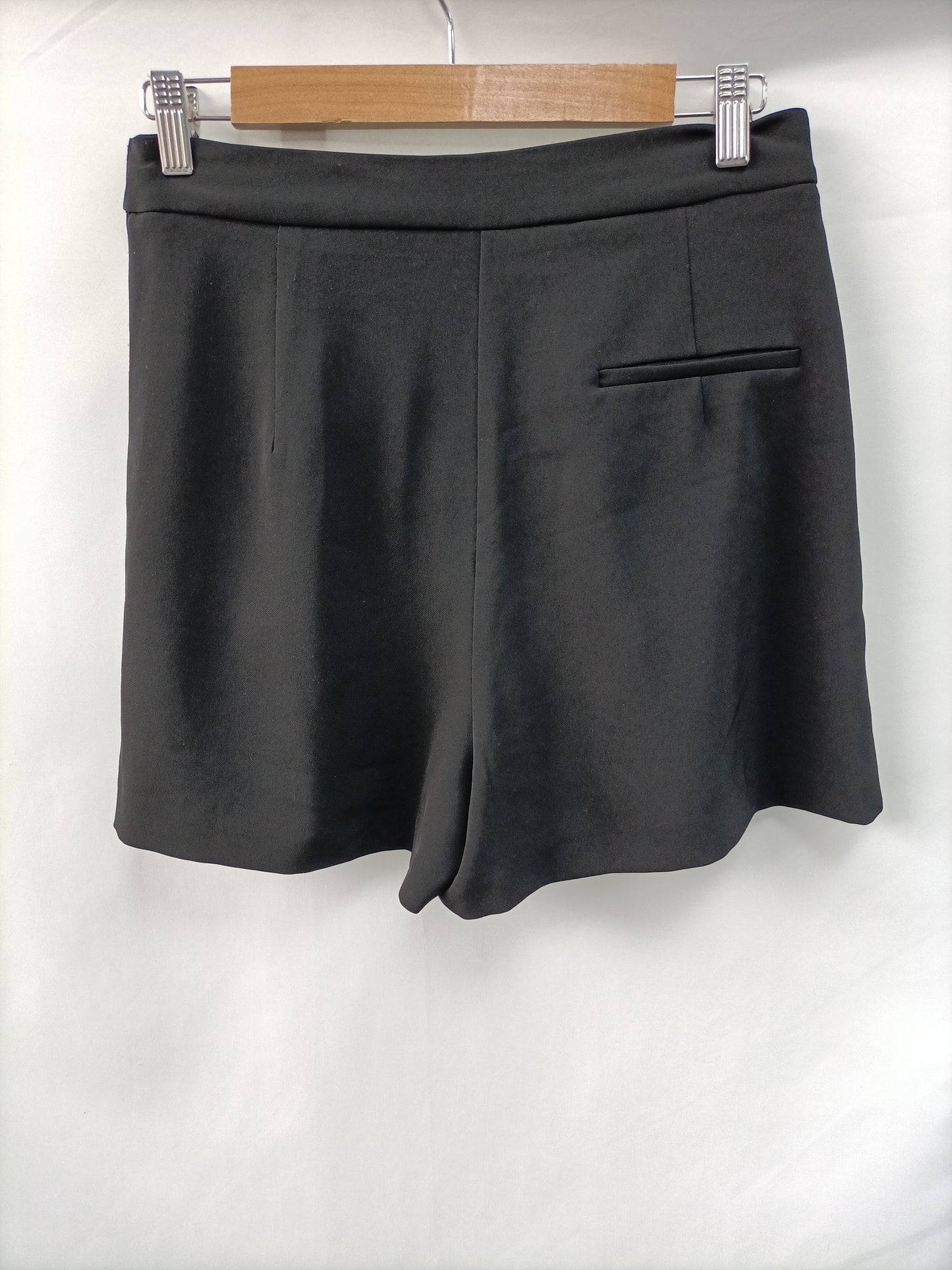 ZARA. Shorts negros fluido T.m