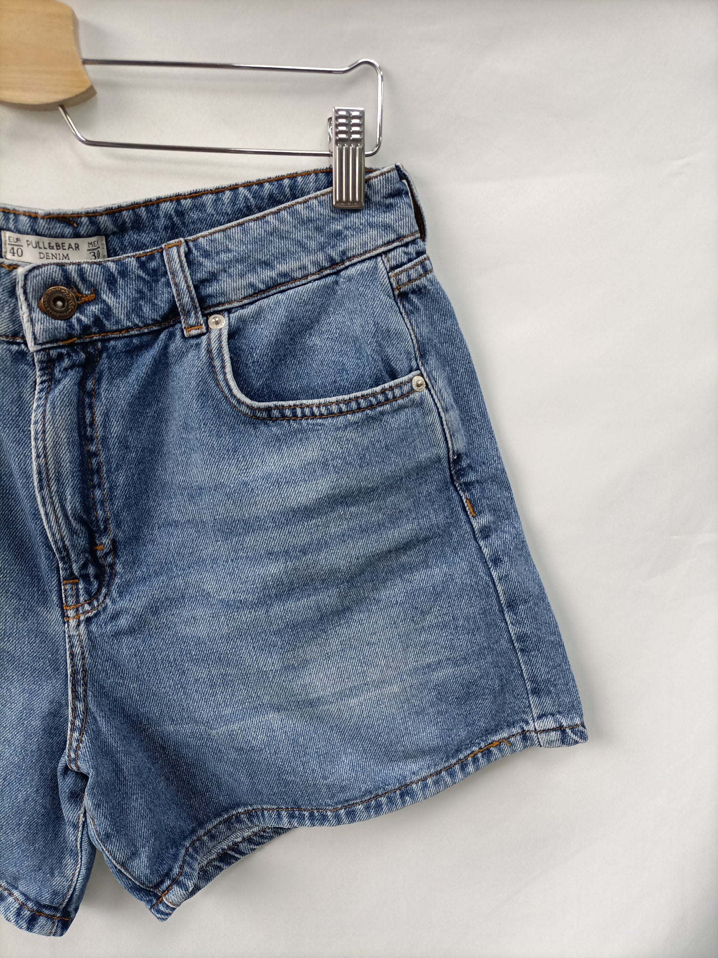 PULL& BEAR. Shorts denim T.40