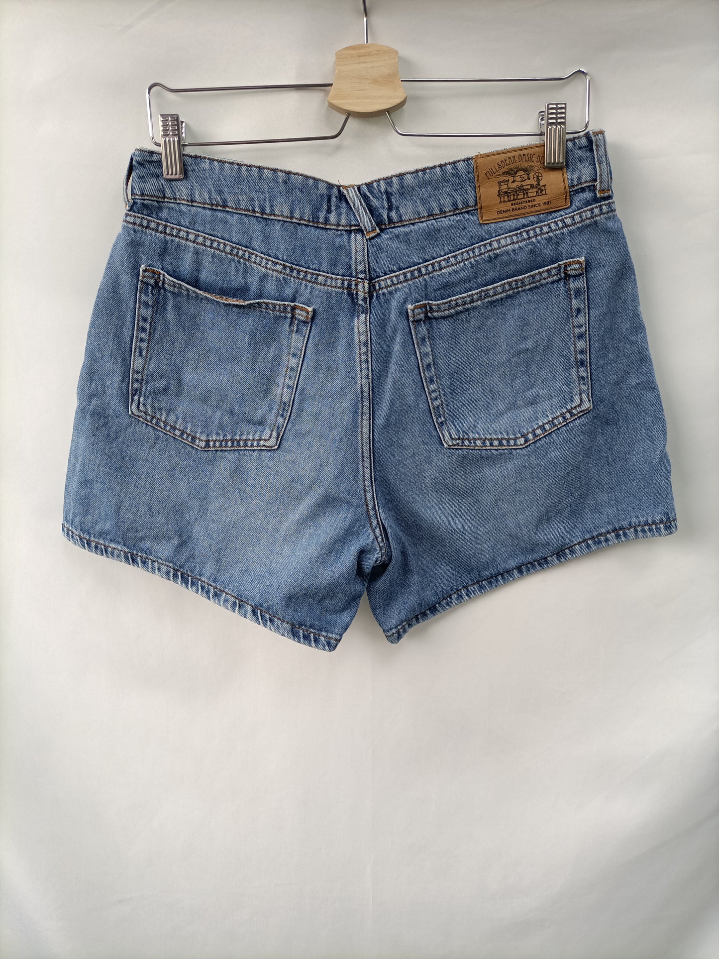 PULL& BEAR. Shorts denim T.40