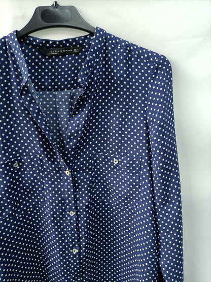 ZARA. Camisa azul marino lunares semitransparente T.xs