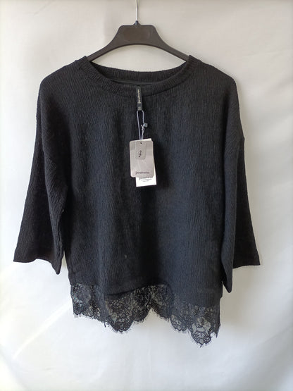 STRADIVARIUS. Camiseta fluida negra bajo encaje T.s