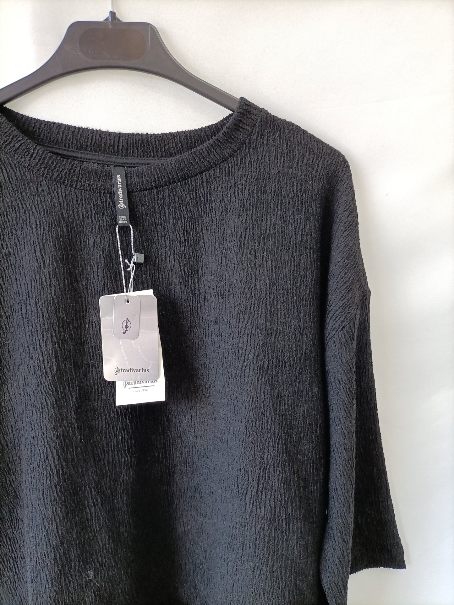 STRADIVARIUS. Camiseta fluida negra bajo encaje T.s