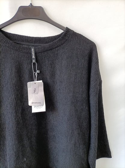 STRADIVARIUS. Camiseta fluida negra bajo encaje T.s