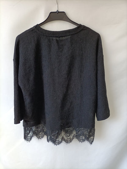 STRADIVARIUS. Camiseta fluida negra bajo encaje T.s