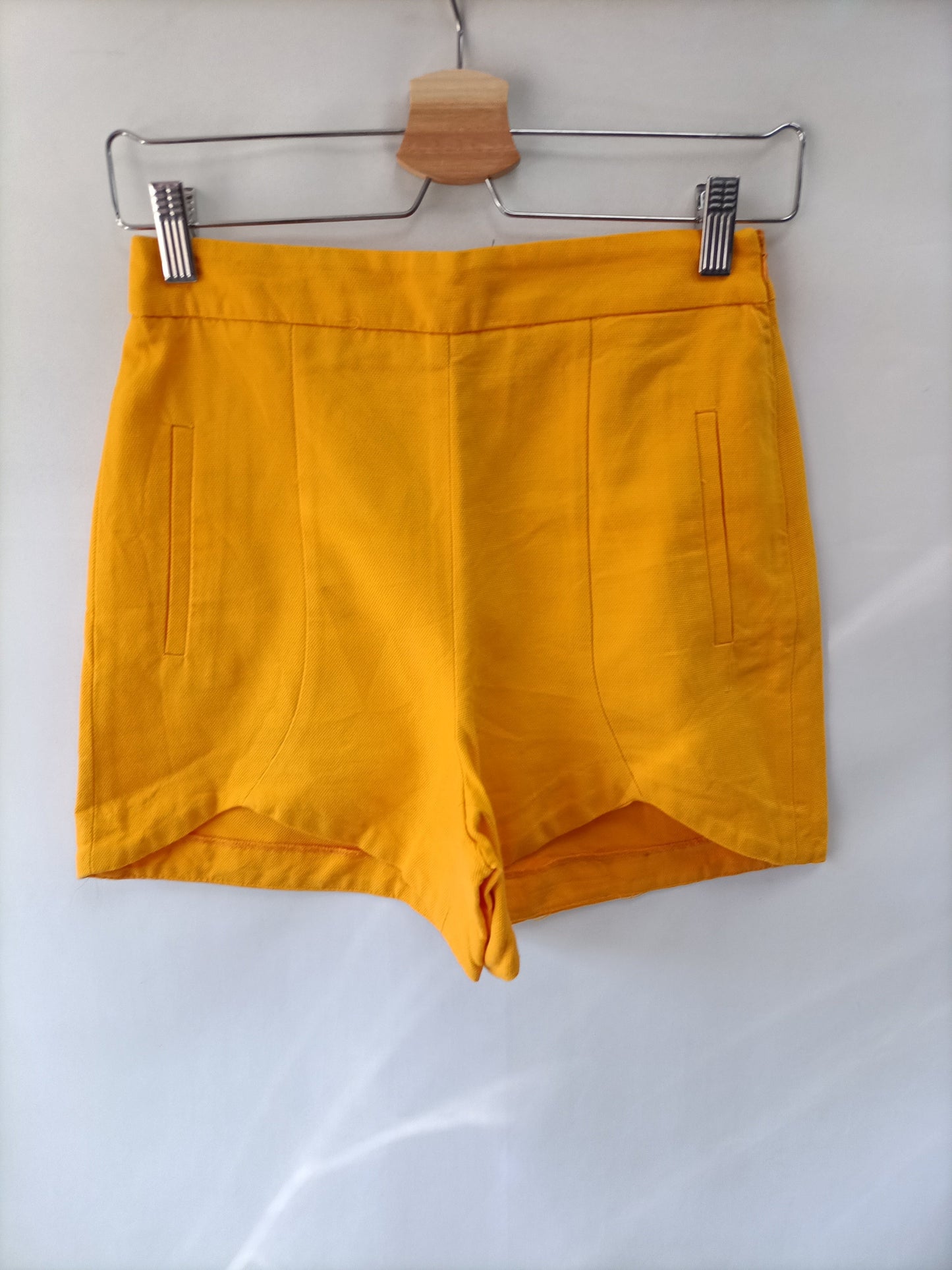 ZARA. Short amarillo textura T.s