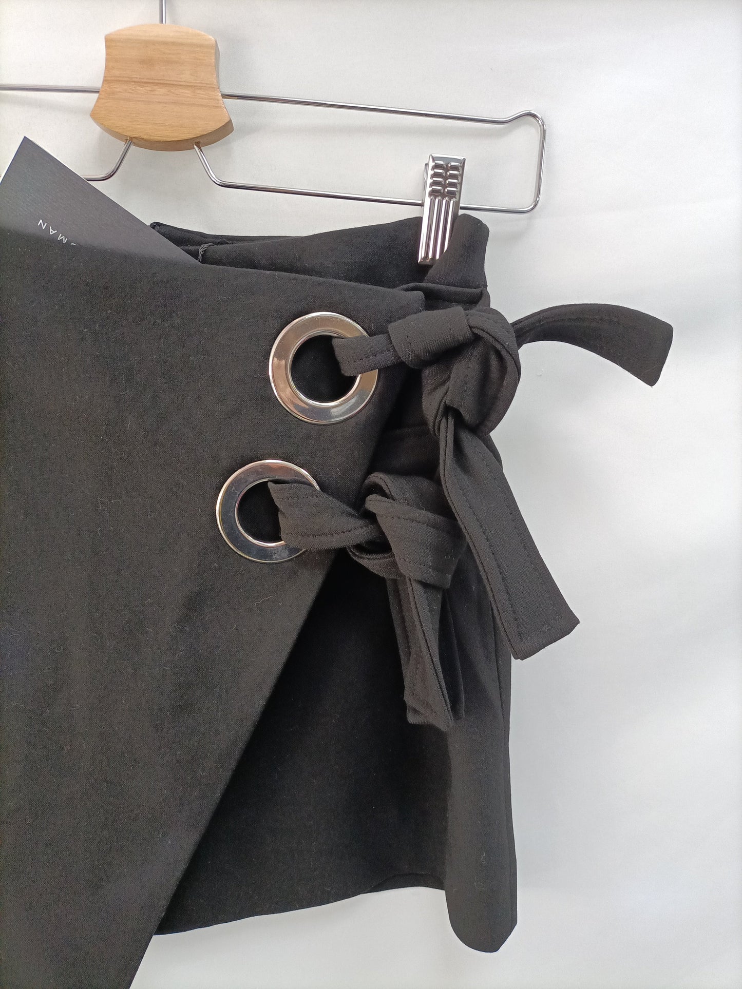 ZARA. Falda negra cruzada cuerda T.xs