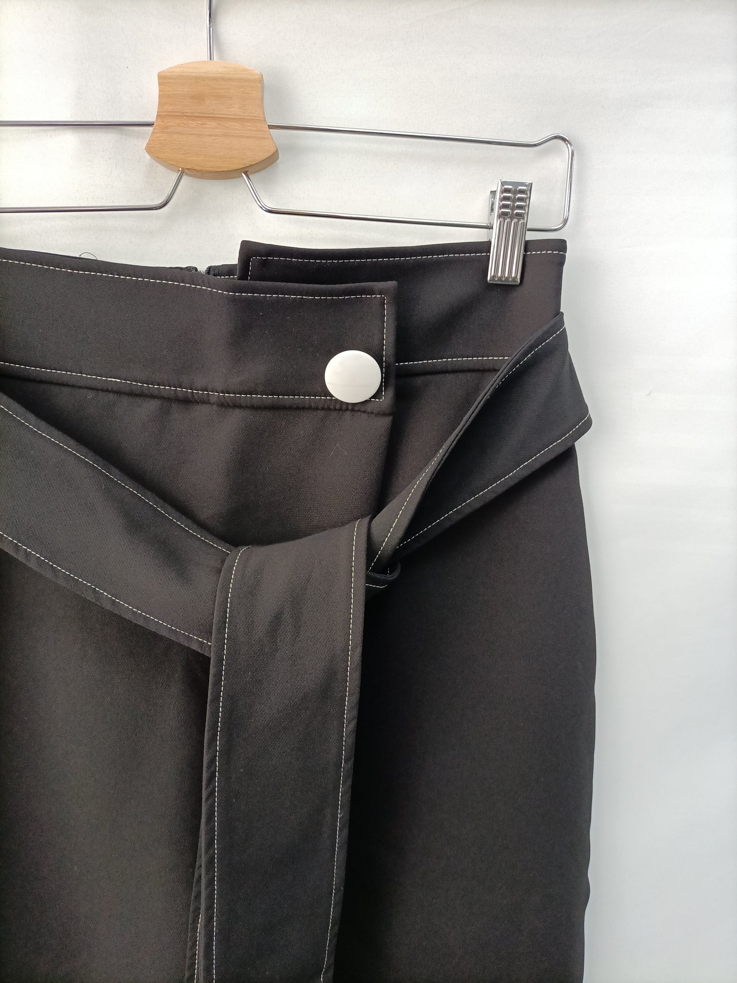 ZARA. Falda negra midi costuras blancas T.s
