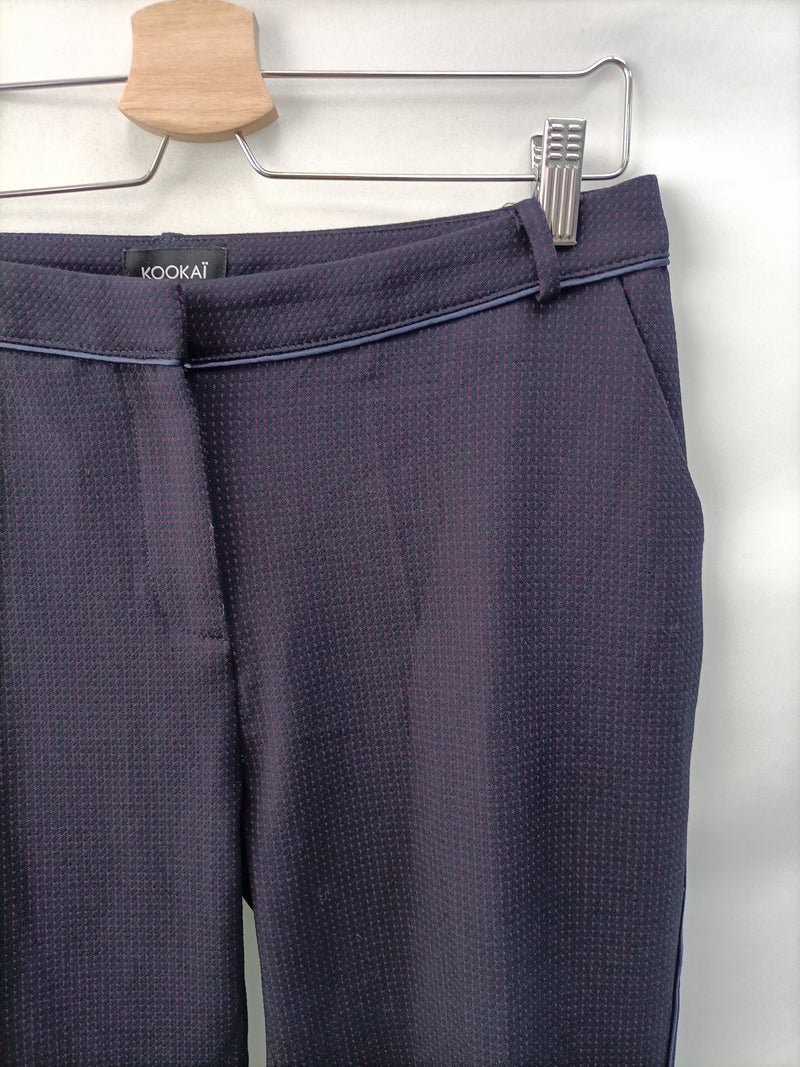 KOOKAI. Pantalón azul detalle burdeos T.42