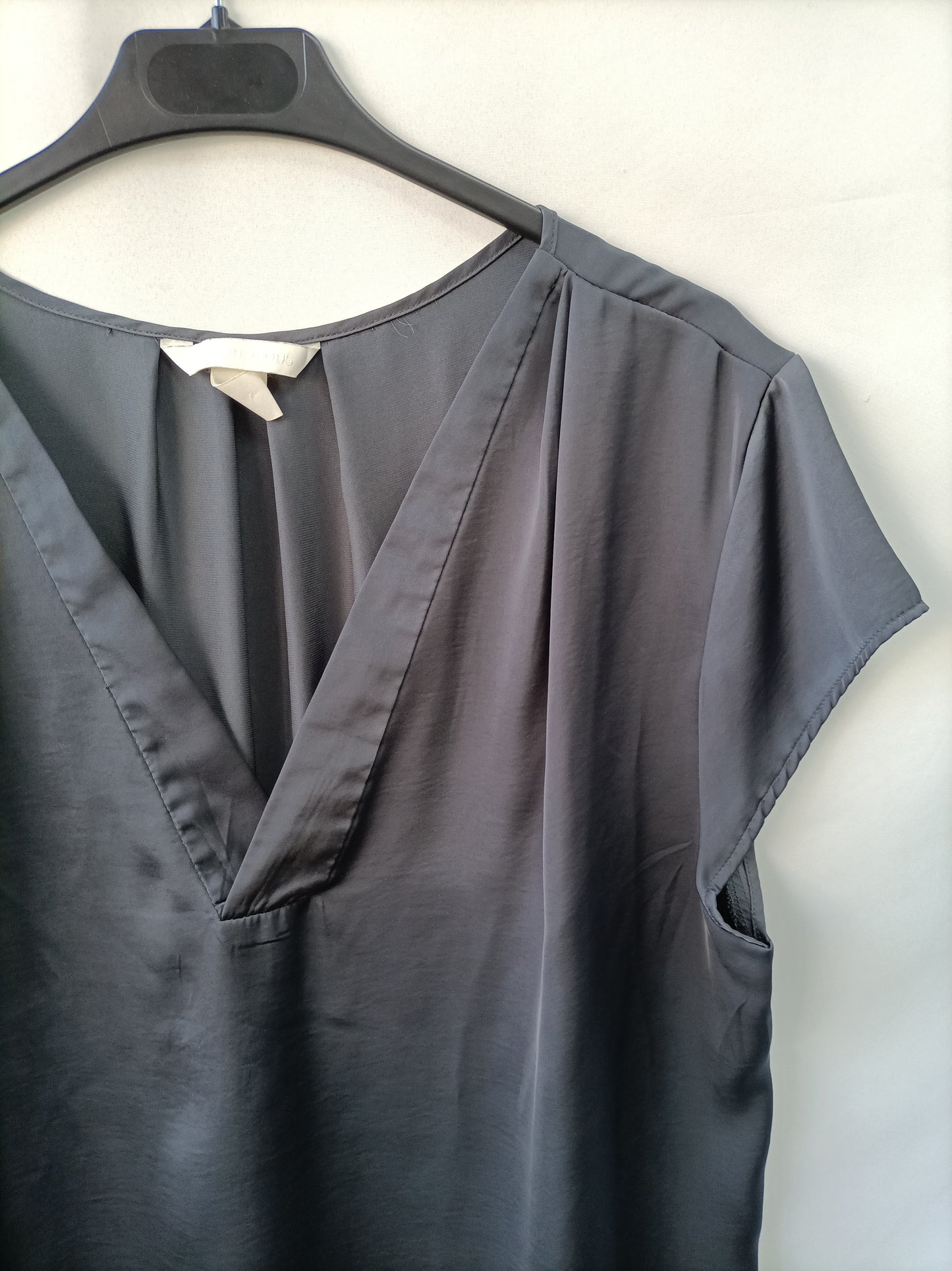 H&M. Blusa fluida gris T.42