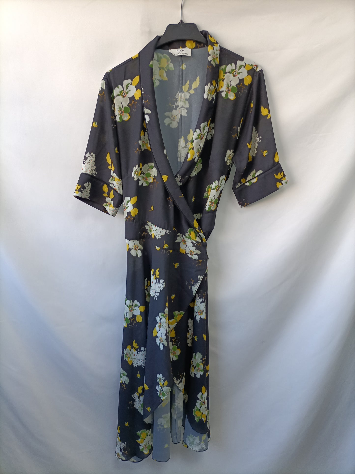RIKA. Floral wrap dress TU(L)