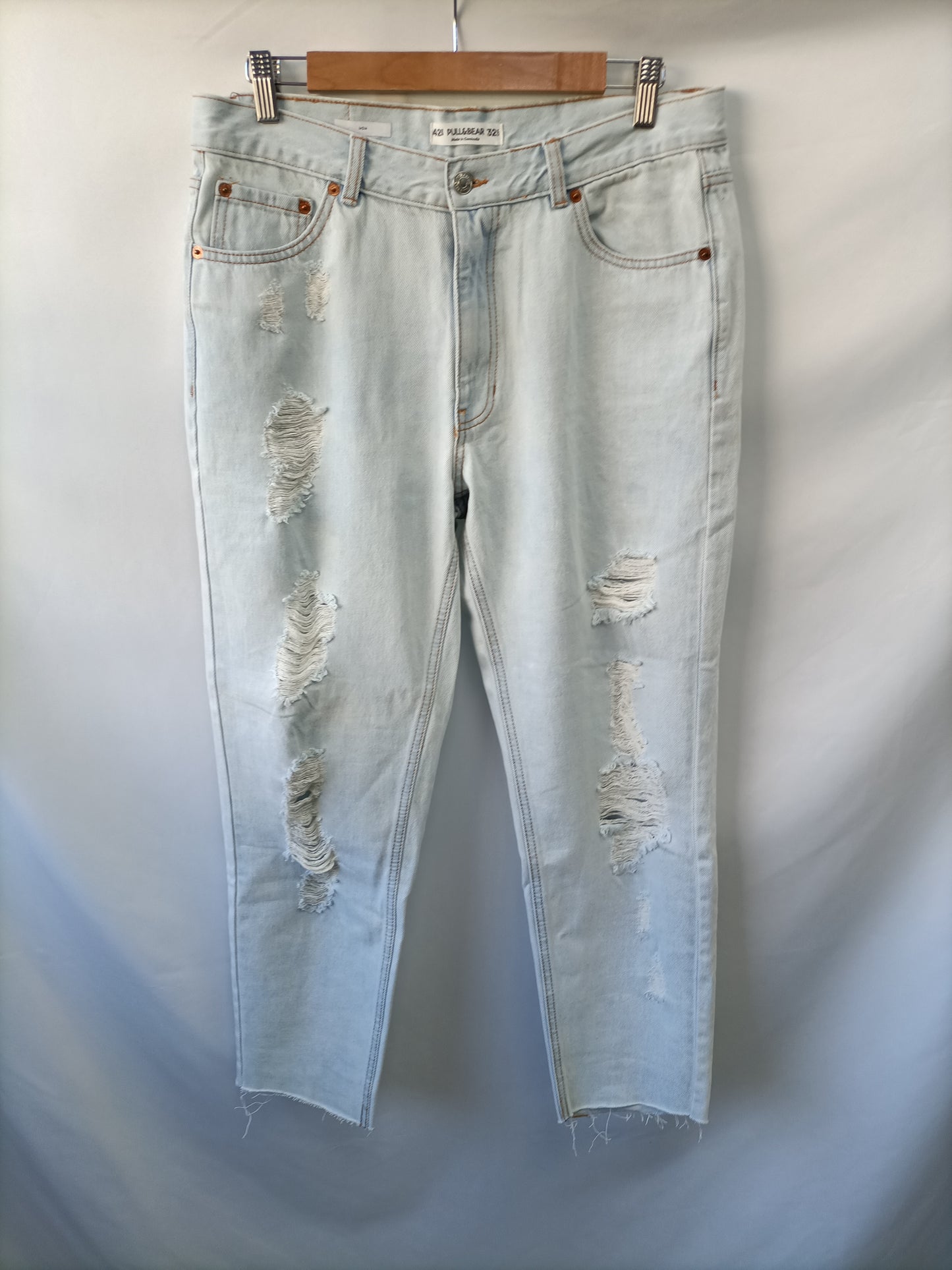 PULL&BEAR. Pantalón denim rotos T.42